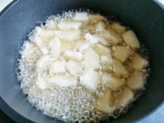 冬瓜鸡蛋汤,加入一大碗热水。