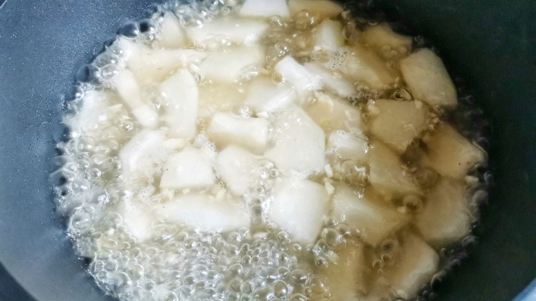 冬瓜鸡蛋汤,加入一大碗热水。