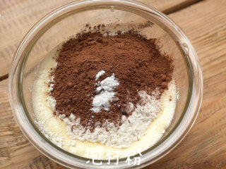 核桃巧克力布鲁,加入低筋面粉，可可粉，泡打粉，搅拌均匀后加入核桃碎，搅拌均匀。