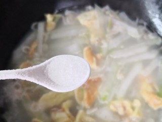 冬瓜鸡蛋汤,调入适量的盐