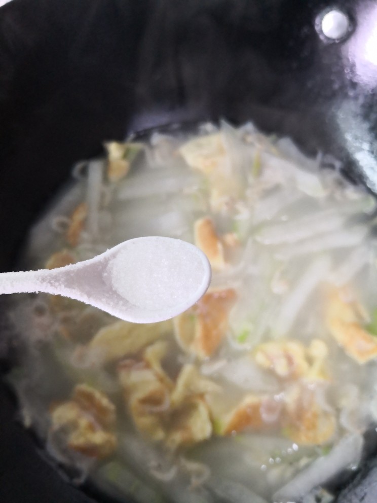 冬瓜鸡蛋汤,调入适量的盐