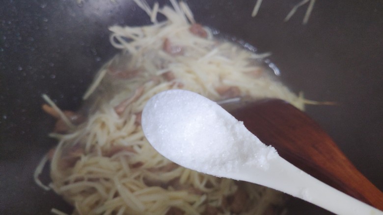 茭白炒肉丝,待锅内汤汁差不多收紧，加一小勺细盐