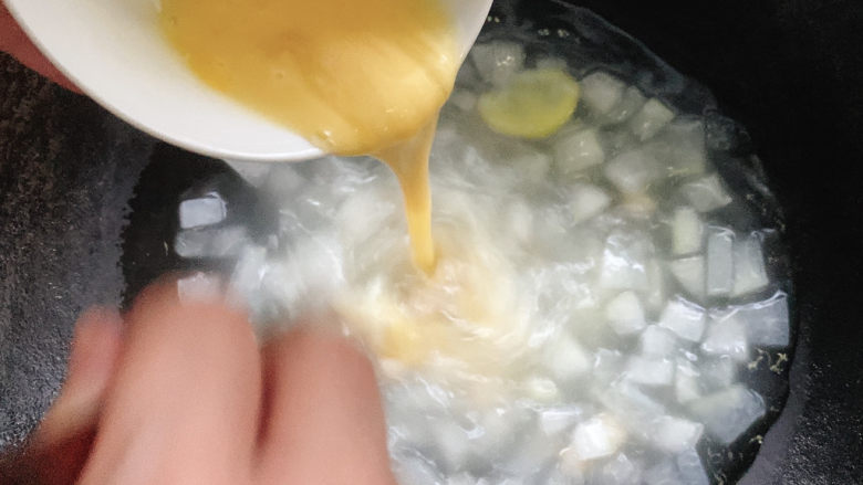 冬瓜鸡蛋汤,边倒边搅拌。