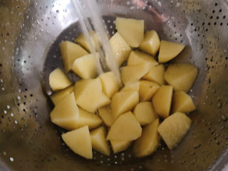 红烧土豆,用清水洗净，沥干水分。