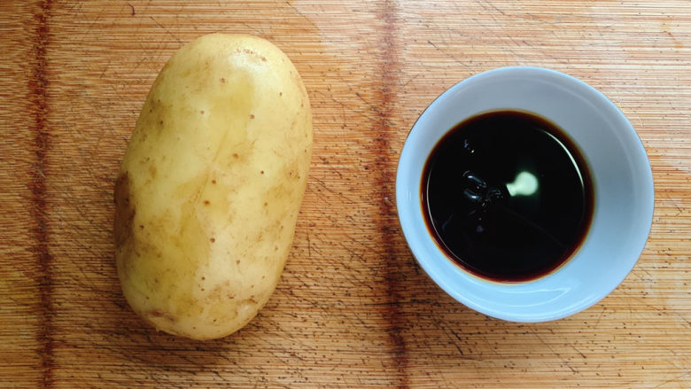 红烧土豆,食材如图，所示示意。