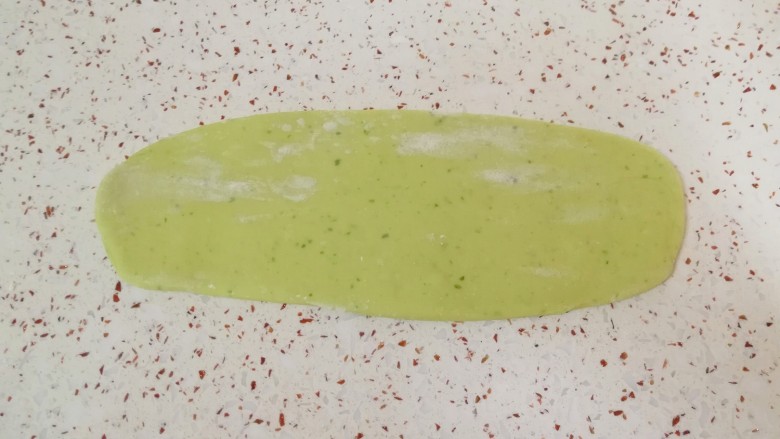 猪肉白菜水饺,饧好的绿色面团取一块揉光，擀成接近于长方形，不要太薄。 