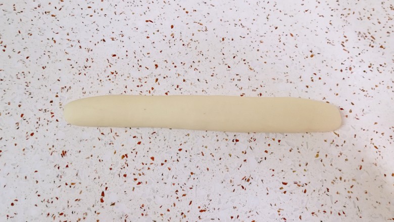 猪肉白菜水饺,饧好白色面团取一块揉光，搓成长条状。 