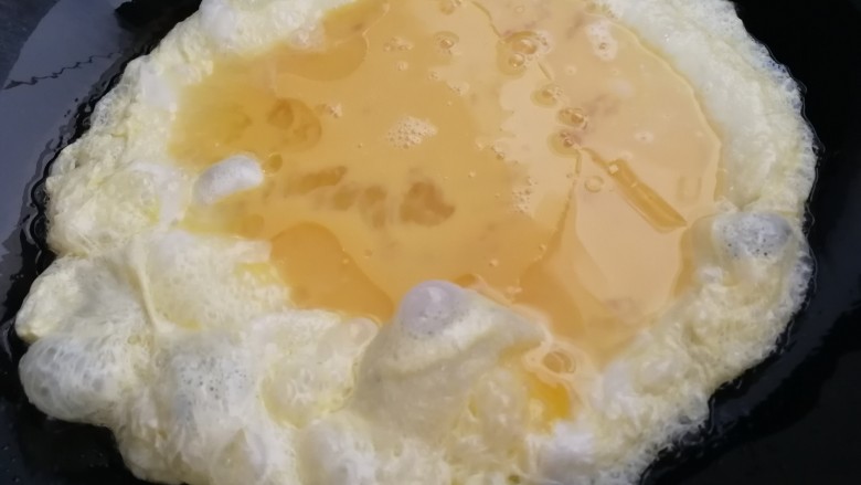 三鲜蒸饺,热锅凉油，油5成热倒入蛋液。（油比平时炒菜多一些）
