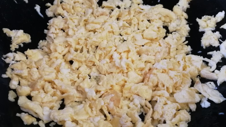 三鲜蒸饺,筷子搅动蛋液，蛋液一凝固就关火，把鸡蛋打散划碎。