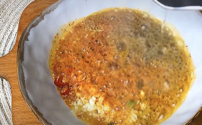 麻辣拌,然后烧一锅热油，给它激出香味，油温太高的情况下，少量多次浇入，以免一下子给辣椒炸糊了，这样有糊味吃起来就降分了。