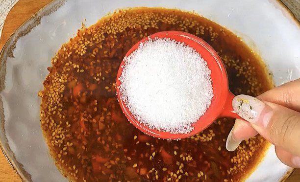 麻辣拌,然后来一勺砂糖提味，根据咸度再决定添加少量的盐。