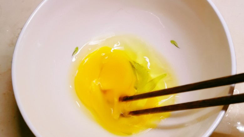 冬瓜鸡蛋汤,<a style='color:red;display:inline-block;' href='/shicai/ 9'>鸡蛋</a>敲入碗中打散备用。