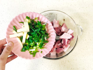 猪肉白菜水饺,加入洗净的葱姜