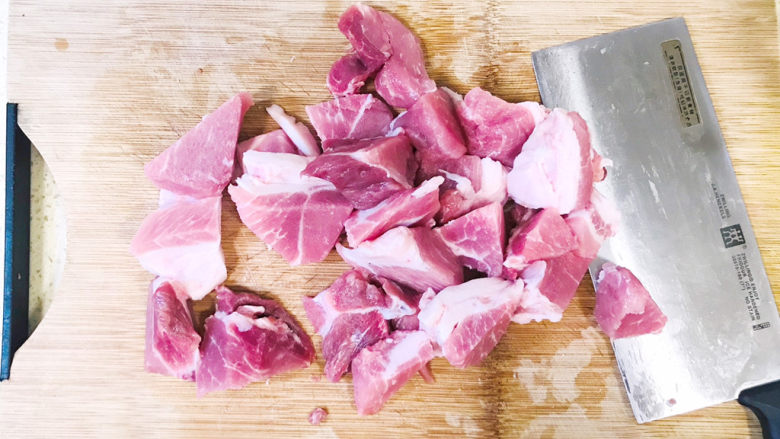 猪肉白菜水饺,猪肉洗净，切成块状