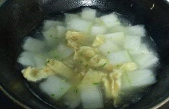 冬瓜鸡蛋汤,加适量的盐调味。