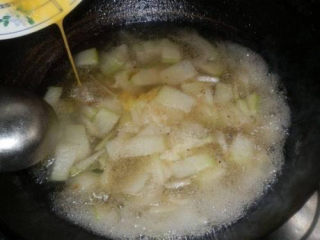 冬瓜鸡蛋汤,中小火炖煮至瓜片变透明，再开大火将鸡蛋液慢慢倒入锅中，用勺子轻轻划两圈，让鸡蛋液变成蛋花。