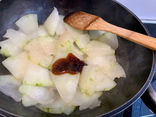 冬瓜鸡蛋汤,将冬瓜片倒入锅中，加入一点蚝油炒均匀，然后炒至瓜片变软。