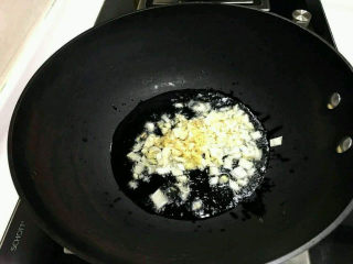 冬瓜鸡蛋汤,锅中添油，爆锅炒香。
