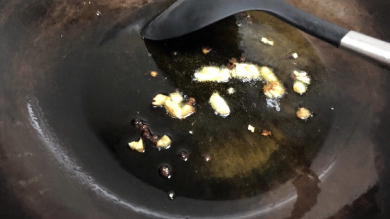 清蒸蒜蓉粉丝鲍鱼,起锅热油，爆一些蒜末。