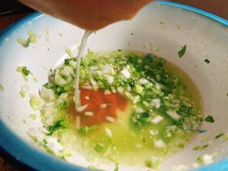 猪肉白菜水饺,然后控出多余水分，这一步不仅可以让菜叶脱水，也可以让盐味多少渗透到菜叶中。
