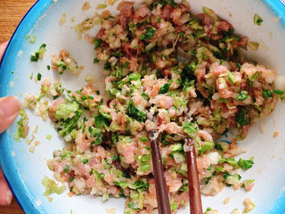猪肉白菜水饺,搅拌均匀。