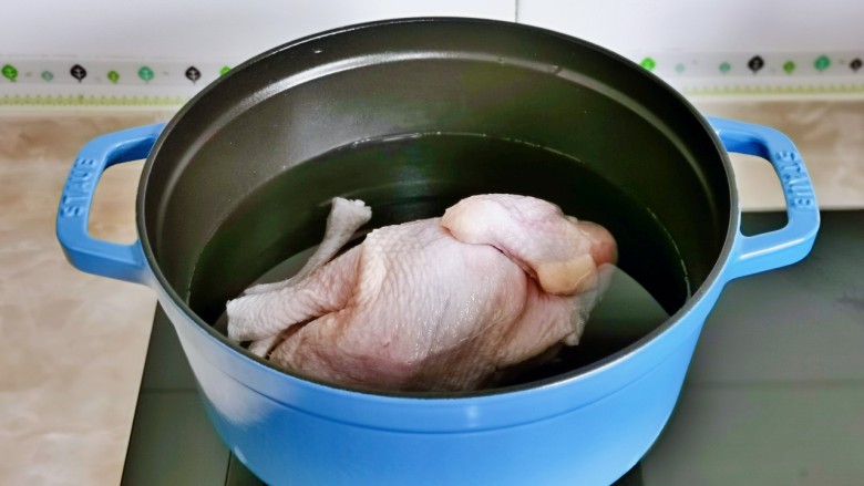 松茸鸡汤,半只鸡焯水，冷水下锅，大火烧开，捞出冷水冲洗干净。