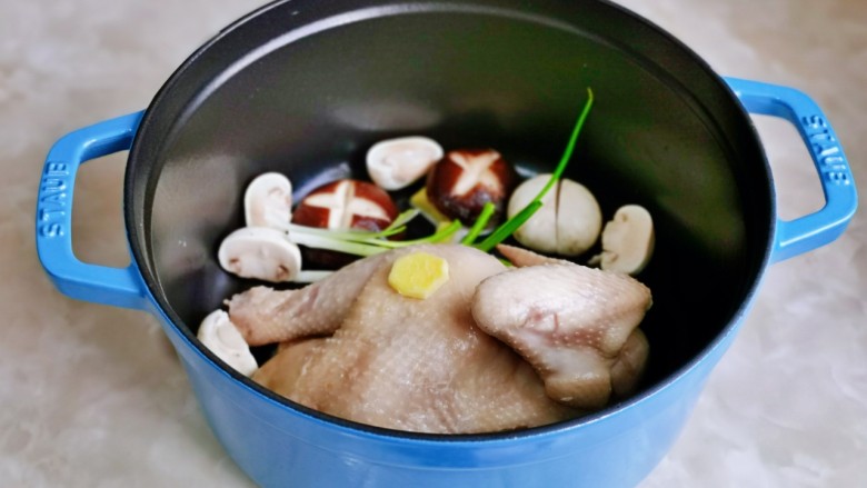 松茸鸡汤,加入葱姜，香菇与白蘑菇。