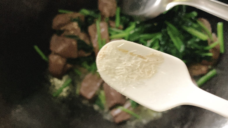鸭血炒菠菜,半勺味精