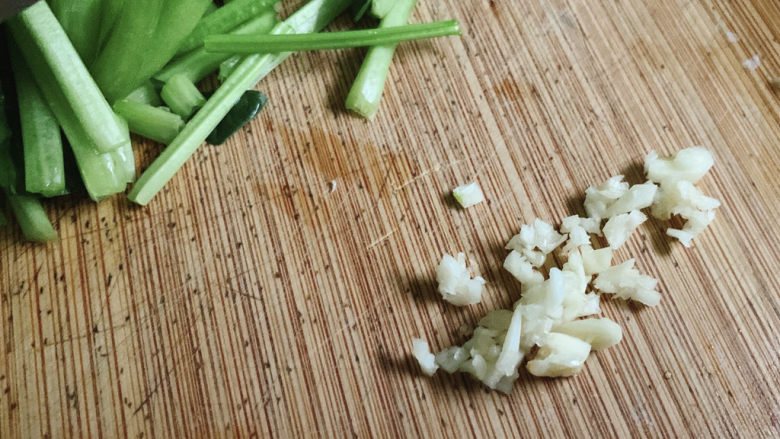 鸭血炒菠菜,切些蒜丁备用。