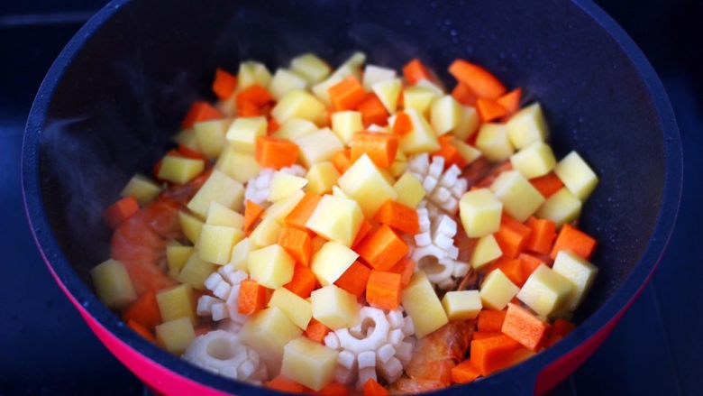 海鲜时蔬焖饭,加入土豆丁和胡萝卜丁。