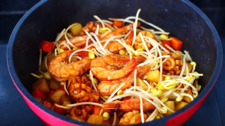 海鲜时蔬焖饭,把所有食材翻炒熟后即可关火。