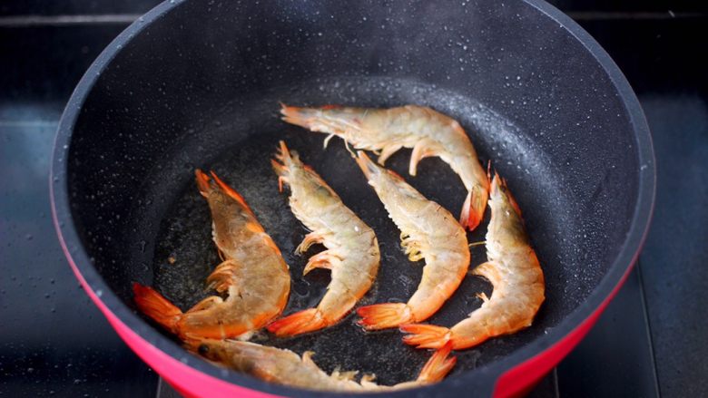 海鲜时蔬焖饭,油锅烧热后，放入腌制好的海虾。