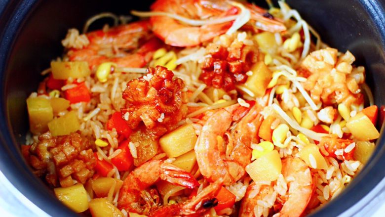 海鲜时蔬焖饭,打开锅盖香气浓郁，把所有食材翻拌均匀。