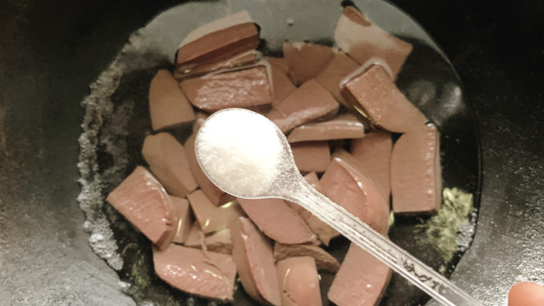 鸭血炒菠菜,加适量盐，去腥味同时让鸭血先吸收咸味。