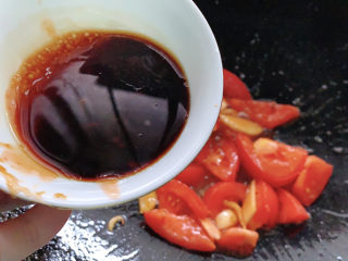 茄汁草鱼片,搅拌匀匀入锅，同时再加一份清水煮至沸腾。