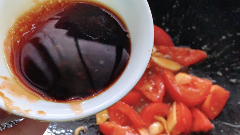 茄汁草鱼片,搅拌匀匀入锅，同时再加一份清水煮至沸腾。