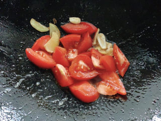 茄汁草鱼片,加入西红柿翻炒出汁。