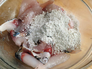 茄汁草鱼片,腌制完成，加适量淀粉，搅拌均匀。