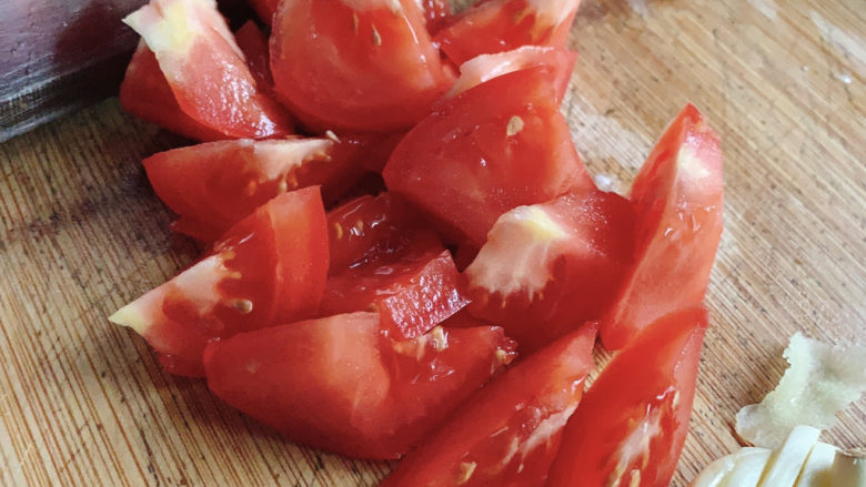 茄汁草鱼片,西红柿切块，同时蒜瓣也切片备用。