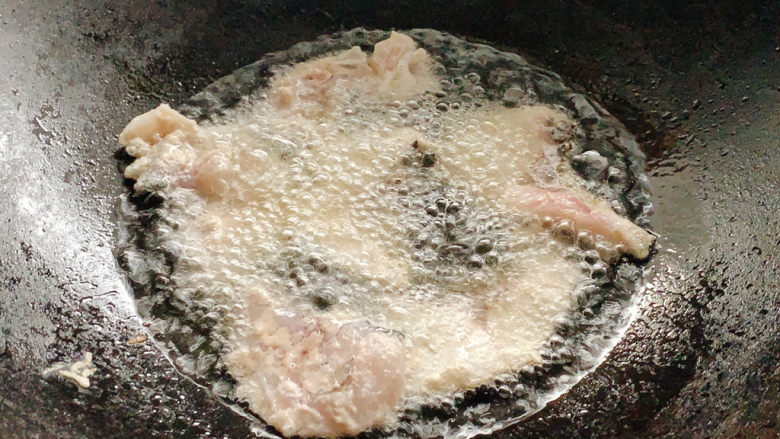 茄汁草鱼片,加入鱼片，炸至两面成熟后出锅备用