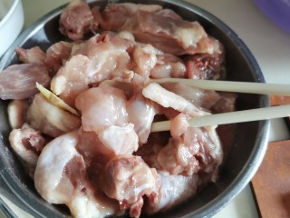松茸鸡汤,土鸡剁小块，放料酒、盐、生粉和姜片捞匀。