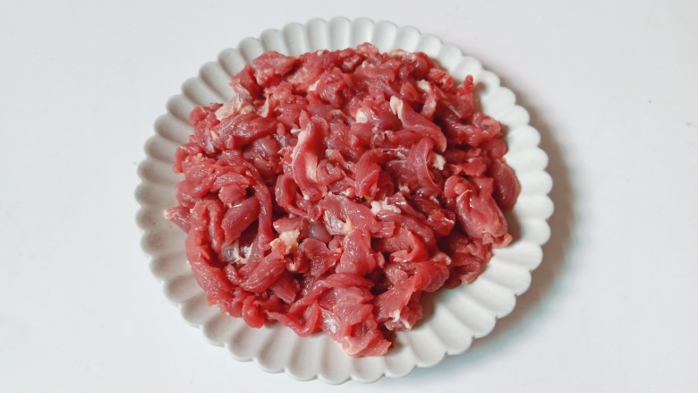 椒盐牛肉,牛肉肌肉垂直方向切若干薄片，再切成细丝。