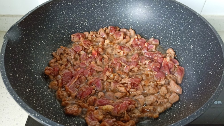 椒盐牛肉,牛肉腌制好后起锅热油，油温5成热放入牛肉片进行翻炒，翻炒到牛肉断生即可。