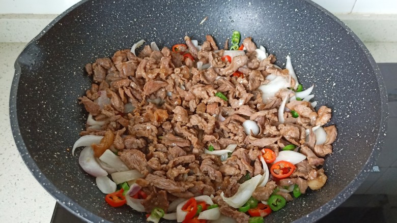 椒盐牛肉,加入牛肉丝炒出香味儿。