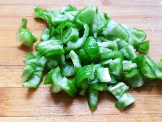 青椒皮蛋,绿椒洗净，去籽，切成小碎丁