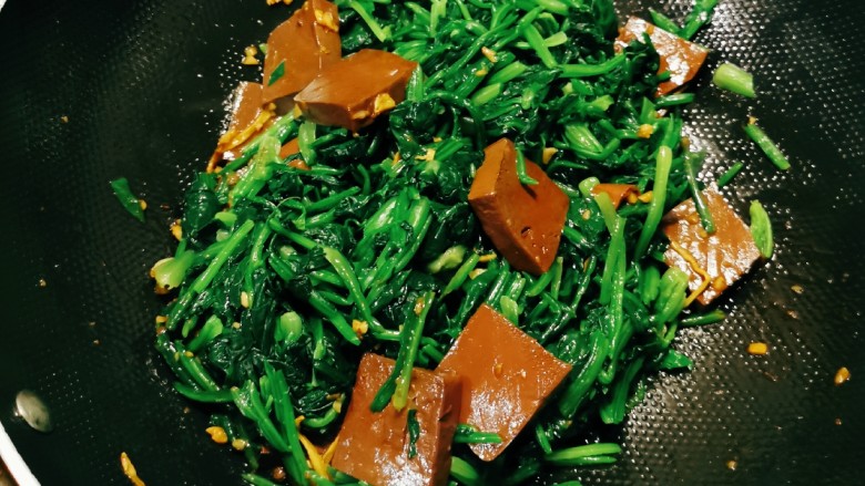 鸭血炒菠菜,汤汁变少后，放入菠菜段翻炒。