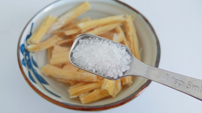 麻辣拌,加一勺盐可以加快腐竹快速吸饱水份。