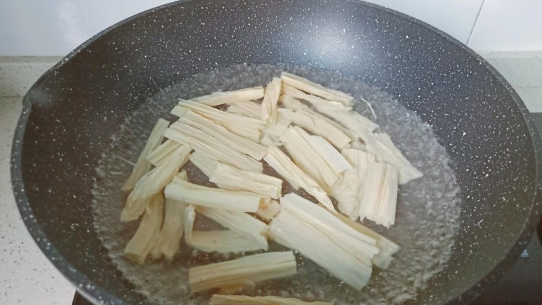 麻辣拌,锅里水开下腐竹煮两分钟左右捞出，腐竹过一遍凉开水吃起来更爽。