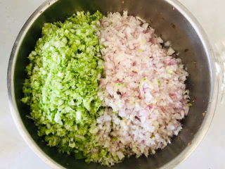 猪肉白菜水饺,将大白菜和洋葱末，挤干水分，加入已经酱香的猪肉馅上