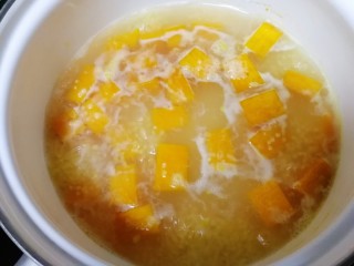 红枣南瓜粥,文火煮5-6分钟。